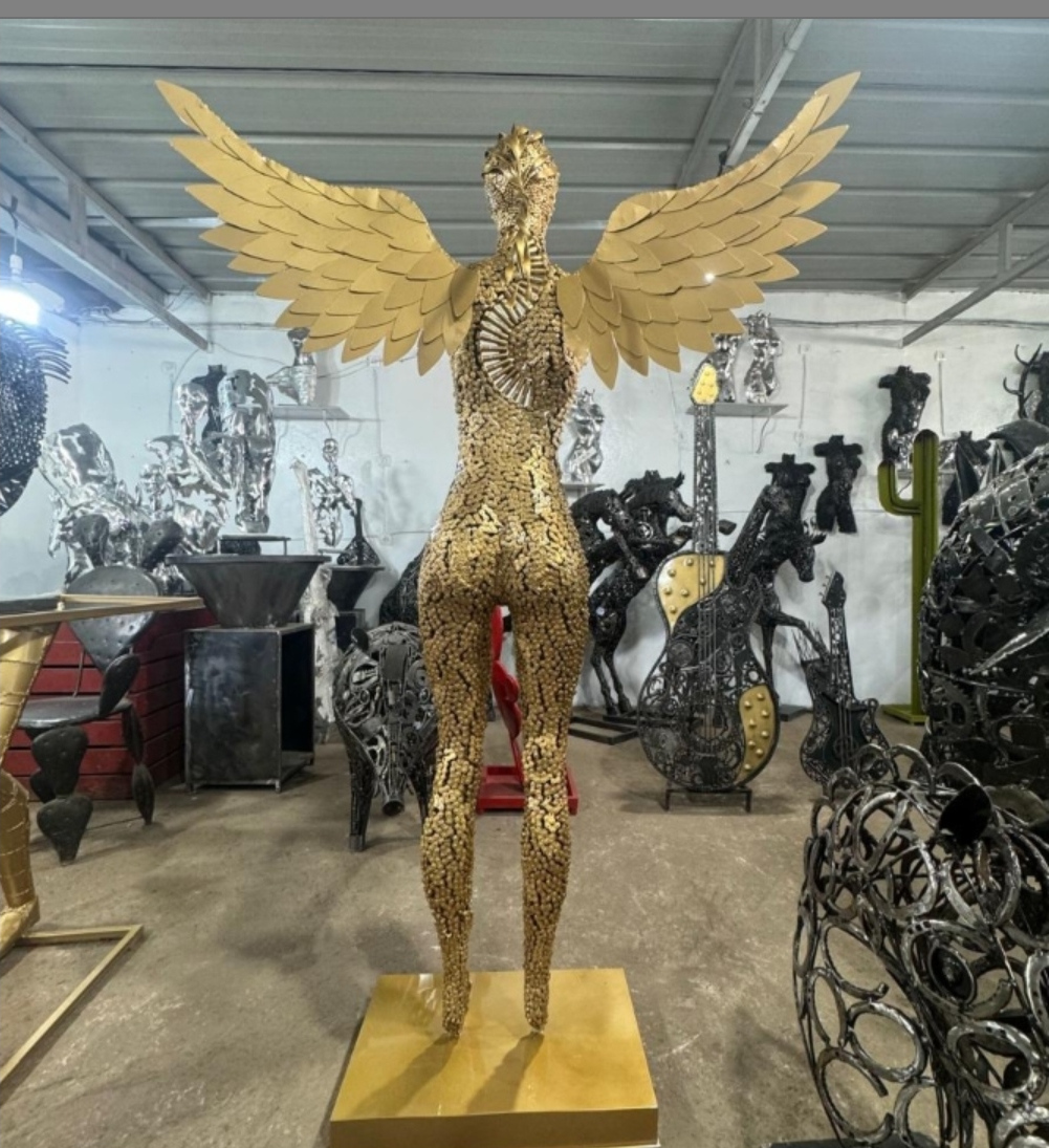 Atelier de sculptures en m&eacute;tal recycl&eacute;